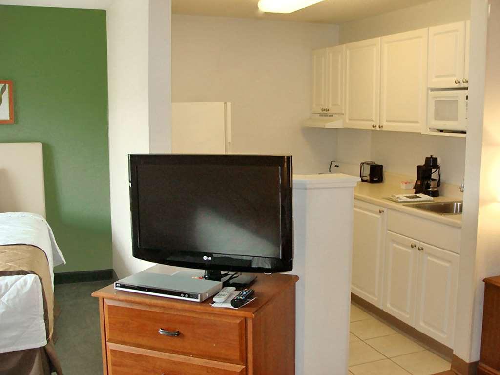 Suburban Studios Columbus East Room photo
