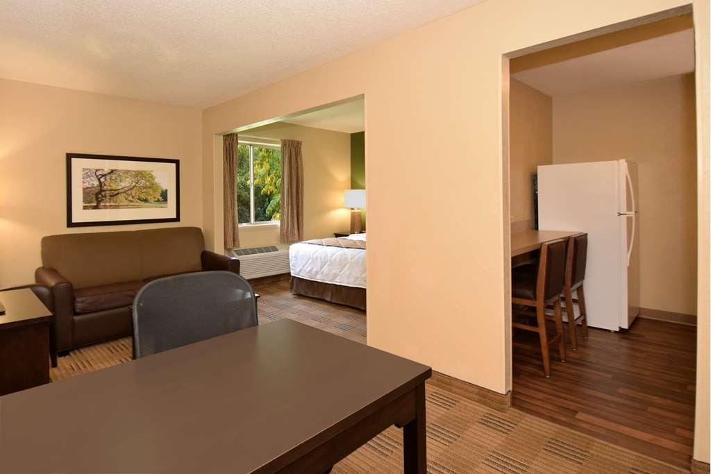 Suburban Studios Columbus East Room photo