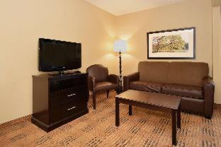 Suburban Studios Columbus East Room photo